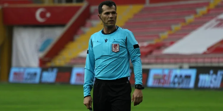 Kasımpaşa – Sivasspor maçının hakemi Burak Şeker oldu