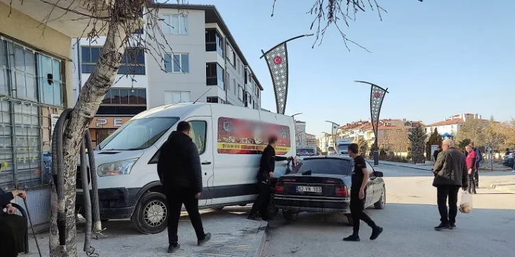 Konya’da otomobil ile minibüs çarpıştı
