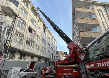 Esenyurt’ta 5 katlı binanın çatısında yangın