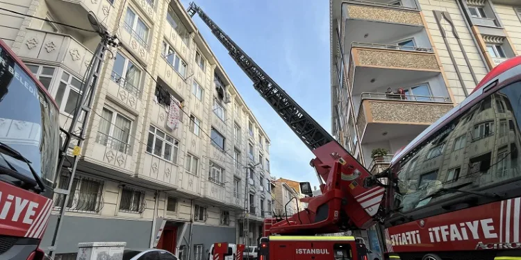 Esenyurt’ta 5 katlı binanın çatısında yangın