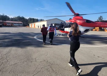 Parmağı kopan şahıs helikopterle hastaneye yetiştirildi