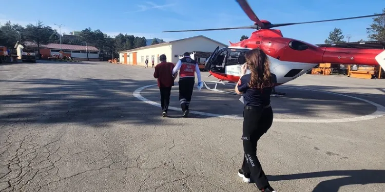 Parmağı kopan şahıs helikopterle hastaneye yetiştirildi