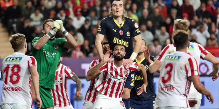 Fenerbahçe, Antalya engelini aştı! Liderligi geri aldı