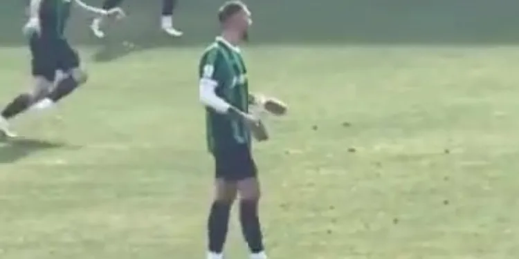 Sahadaki futbolcunun elindeki telefon sosyal medyada gündem oldu