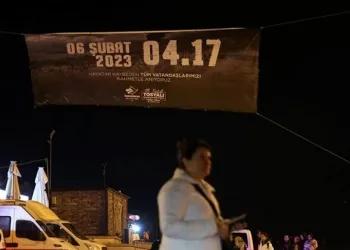 Depremzedeler 6 Şubat’ın yıl dönümünde geceyi sokaklarda geçiriyor
