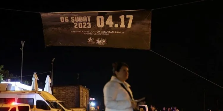 Depremzedeler 6 Şubat’ın yıl dönümünde geceyi sokaklarda geçiriyor