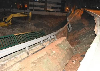 Bursa’da yol çöktü!