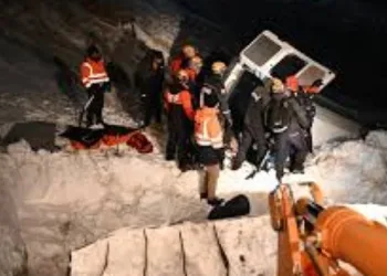 Van’da minibüsün üzerine çığ düştü
