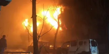 Alevler geceyi aydınlattı