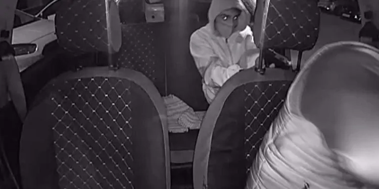 Üşümesin diye aldığı yolcu tarafından silahla vuruldu