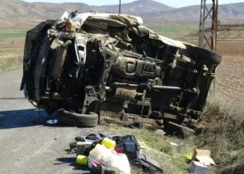 Takla atan minibüs hurdaya döndü: 3 ağır yaralı