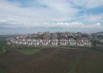 Kalıcı deprem konutlarında anahtar teslimatları başladı