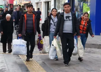 İran’daki 4 günlük tatil esnafın yüzünü güldürdü