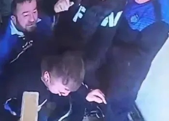 Arkadaşını heimlich manevrasıyla kurtardı