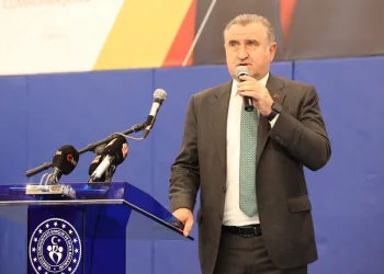 Bakan Bak’tan milli halterciler Cansu Bektaş ile Gamze Altun’a tebrik