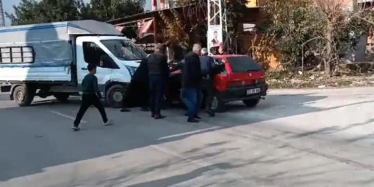 Otomobil ile kamyonet çarpıştı: 1 hafif yaralı
