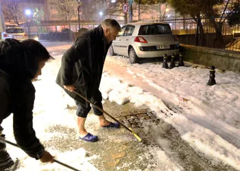 Vatandaşlar sokakta kar değil, dolu küredi