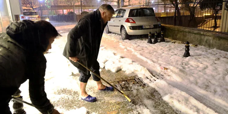 Vatandaşlar sokakta kar değil, dolu küredi