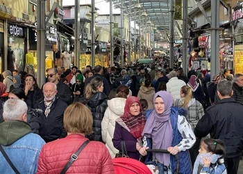 Bursa’da vatandaşlar tarihi çarşıya akın etti