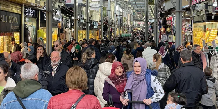 Bursa’da vatandaşlar tarihi çarşıya akın etti
