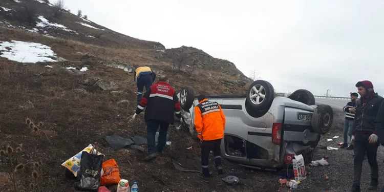 Sivas’ta kaza yapan araç ters döndü: 5 yaralı
