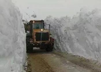 Yüksekova’da 5 metrelik kar tünelinde çalışma