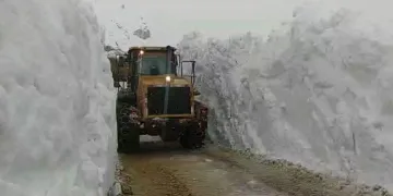 Yüksekova’da 5 metrelik kar tünelinde çalışma