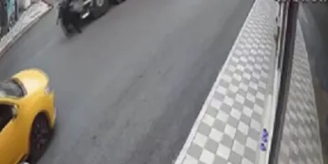 Kamyonun altında ezilen kadın hayatını kaybetti