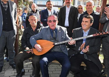 Mustafa Dündar’a sazlı sözlü karşılama