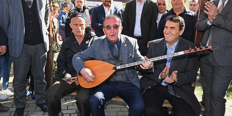 Mustafa Dündar’a sazlı sözlü karşılama
