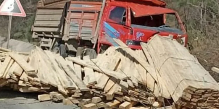 Kereste yüklü kamyonun freni patladı, sürücü yaralandı
