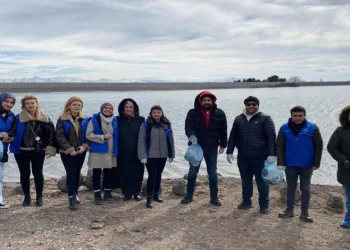 Gönüllü gençler baraj etrafında çöp topladı
