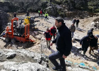 İliç’te vadiden akan suyun yığına karışmaması için uğraşılıyor