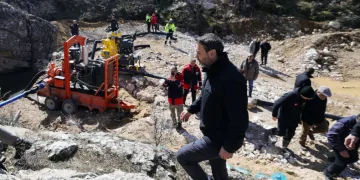 İliç’te vadiden akan suyun yığına karışmaması için uğraşılıyor