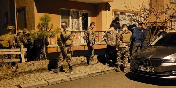 Ankara’da bir baba 7 yaşındaki oğlunu silahla rehin aldı