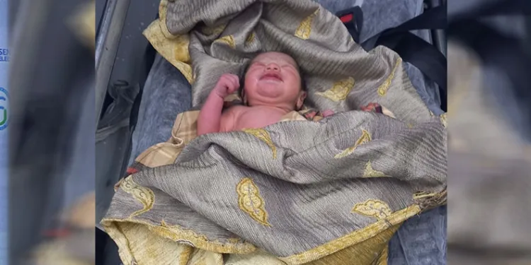Cami avlusunda yeni doğmuş kız bebek bulundu