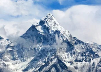 Everest Dağı kokmaya başladı