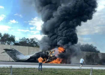 Florida’da uçak otoyola indi: 2ölü