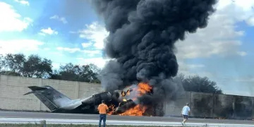 Florida’da uçak otoyola indi: 2ölü