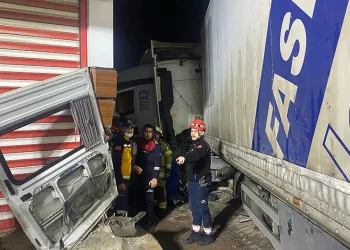 TIR, servis minibüsüyle çarpıştı: 3 ölü 11 yaralı