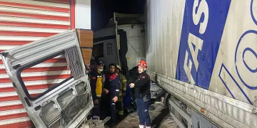 TIR, servis minibüsüyle çarpıştı: 3 ölü 11 yaralı