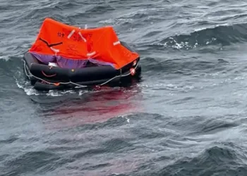 Batan gemideki mürettebat anonslarla aranıyor