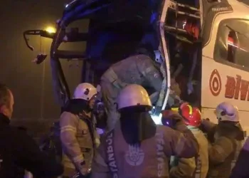 Yolcu otobüsü TIR’a çarptı: 1’i ağır 19 yaralı