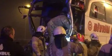 Yolcu otobüsü TIR’a çarptı: 1’i ağır 19 yaralı