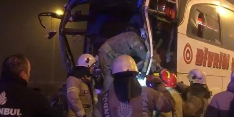 Yolcu otobüsü TIR’a çarptı: 1’i ağır 19 yaralı