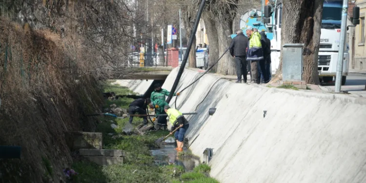 Bozüyük’te kanal temizliği