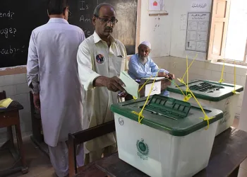 Pakistan’da halk sandık başında