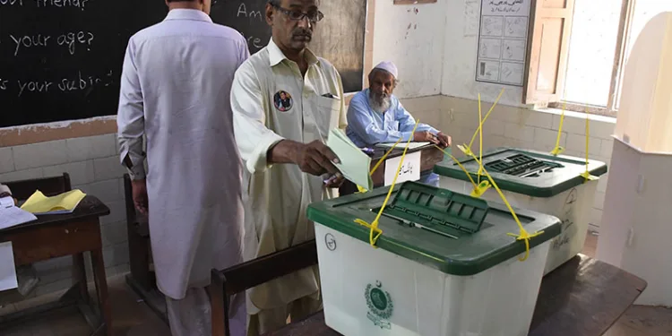 Pakistan’da halk sandık başında