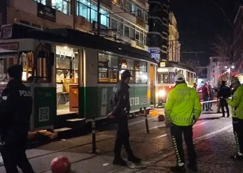 Torununu kurtarmak isterken tramvayın altında kaldı