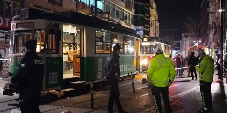 Torununu kurtarmak isterken tramvayın altında kaldı
